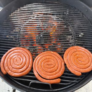 Chistorras en espiral dorándose sobre las brasas